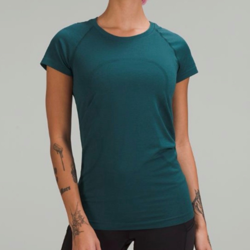 Lululemon Swiftly Tech Short-Sleeve Shirt 2.0
Hip Length Size 6